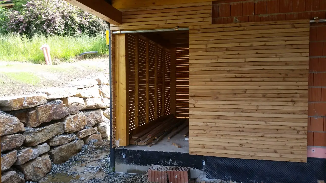 Abstellraum mit Lärchen Rhombus Fassade und Schiebetor